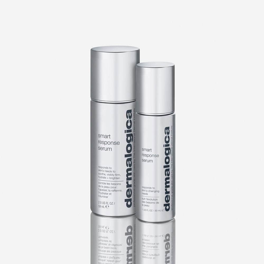 Zwei silberne Flaschen mit Smart Response Serum, beide mit schwarzem Produktnamen und Branding, stehen nebeneinander auf einem weißen Hintergrund.