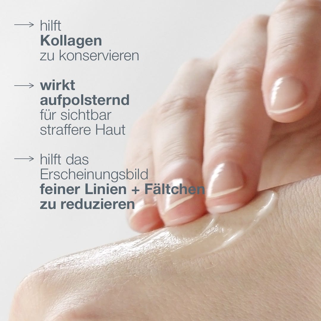 Hand drückt eine durchsichtige Creme oder ein Serum auf den Handrücken, Angaben zur Wirkung des Produkts sind im Bild enthalten.