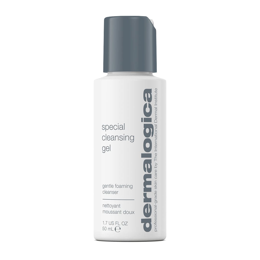 Eine weiße 50-ml-Flasche Special Cleansing Gel Gesichtsreiniger mit grauem Verschluss und grauem Text auf dem Etikett bietet ein seifenfreies Reinigungsgel, das dabei hilft, das natürliche Feuchtigkeitsgleichgewicht Ihrer Haut aufrechtzuerhalten.