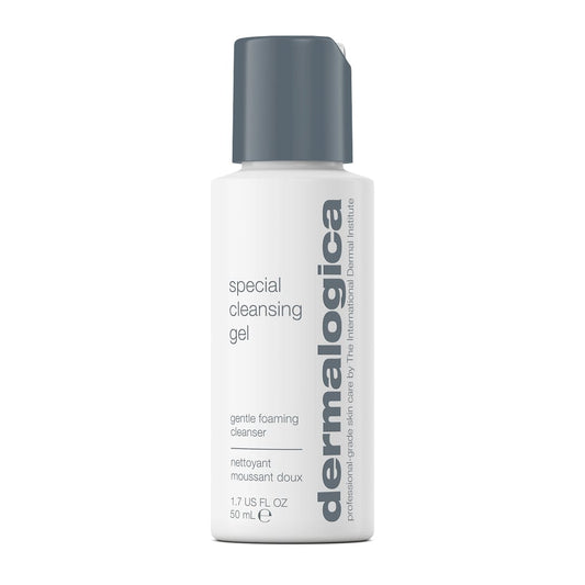 Eine weiße 50-ml-Flasche Special Cleansing Gel Gesichtsreiniger mit grauem Verschluss und grauem Text auf dem Etikett bietet ein seifenfreies Reinigungsgel, das dabei hilft, das natürliche Feuchtigkeitsgleichgewicht Ihrer Haut aufrechtzuerhalten.