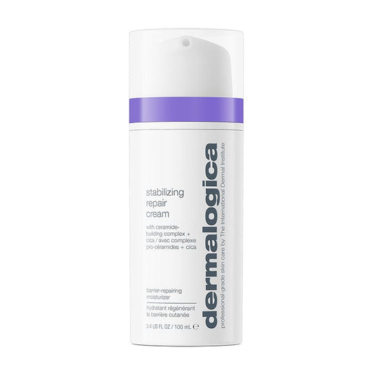 Una botella blanca con detalles en violeta y la inscripción “Stabilizing Repair Cream | Soothing Care” con una capacidad de 100 ml (3,4 US fl oz) contiene un complejo de ceramidas que es ideal para pieles sensibles.