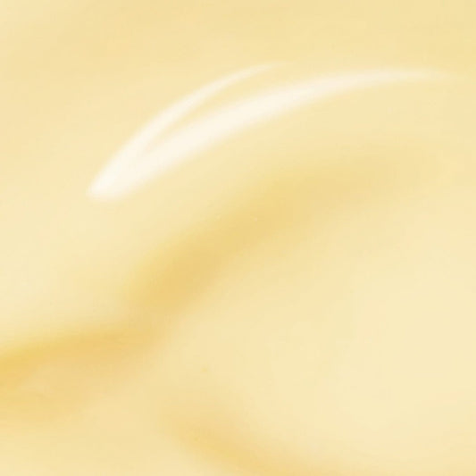 Nahaufnahme einer cremigen, glatten, hellbeigen Substanz mit glänzender Oberfläche und wirbelnder Textur – perfekt für eine leichte Feuchtigkeitsversorgung mit Biolumin-C Gel Moisturizer.