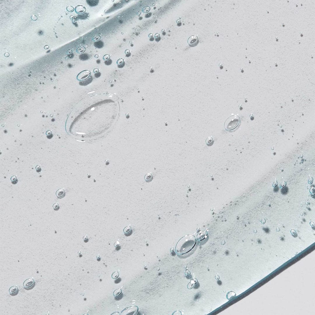 Nahaufnahme von Cooling Aqua Jelly, einem klaren Gel mit kleinen Bläschen auf weißem Hintergrund – ideal für fettige Haut und angereichert mit Hyaluronsäure für einen erfrischenden Cooling Moisturizer-Effekt.