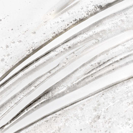 Special Cleansing Gel ist ein seifenfreies Reinigungsgel mit Bläschen und Schlieren auf einer weißen Oberfläche, das den natürlichen Feuchtigkeitshaushalt der Haut bewahrt.