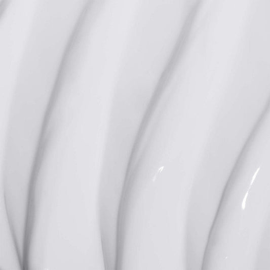 Nahaufnahme einer glatten, weißen, spiralförmigen Oberfläche mit weichen Schatten und glänzenden Highlights, die an Super Rich Repair erinnert – eine luxuriöse Feuchtigkeitscreme.