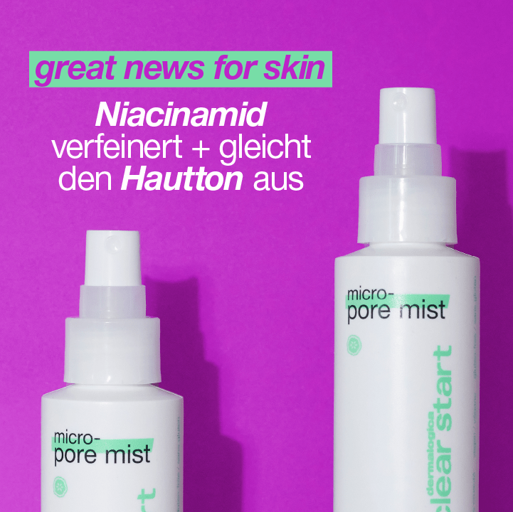 Zwei weiße Flaschen des Produkts "micro pore mist" vor einem lila Hintergrund. Über den Flaschen steht in Englisch und Deutsch Text, der Niacinamid bewirbt.