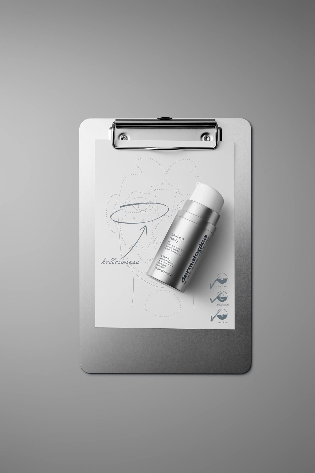 Smart Eye Density Serum von Dermalogica auf einem Klemmbrett mit einer Gesichtsskizze, auf der die Partie unter dem Auge eingekreist ist