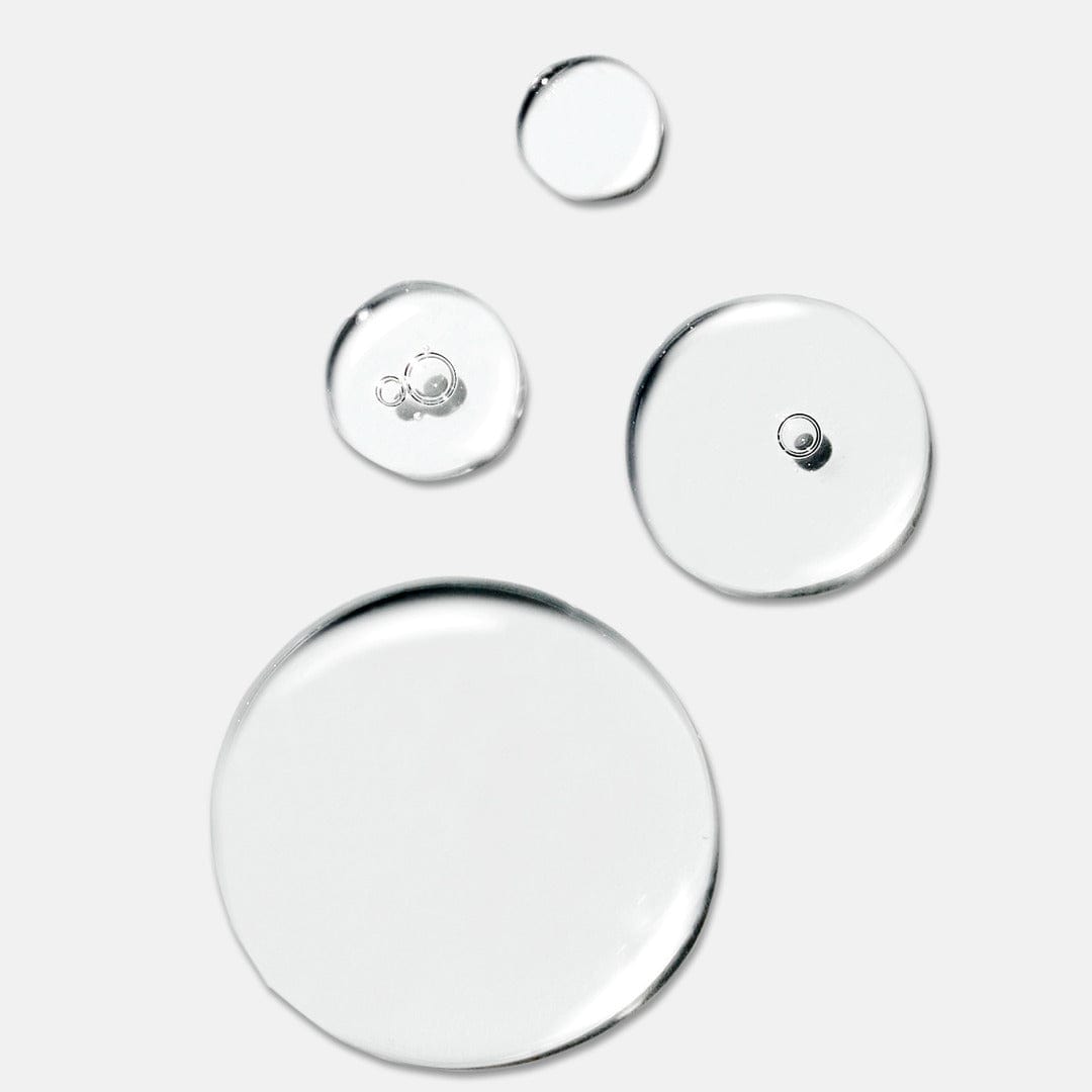 Vier klare Flüssigkeitstropfen unterschiedlicher Größe auf weißem Grund, die der leichten, feuchtigkeitsspendenden Textur des Dermalogica Circular Hydration Serum ähneln.