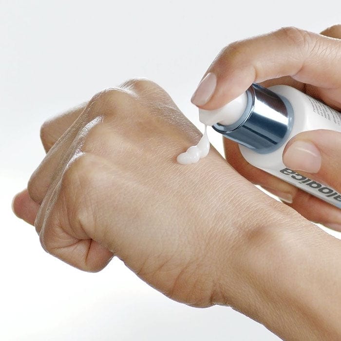 Eine Person, die ein Presell Pro-Collagen Banking Serum | anwendet Aufpolsterndes Serum auf die Haut auftragen.