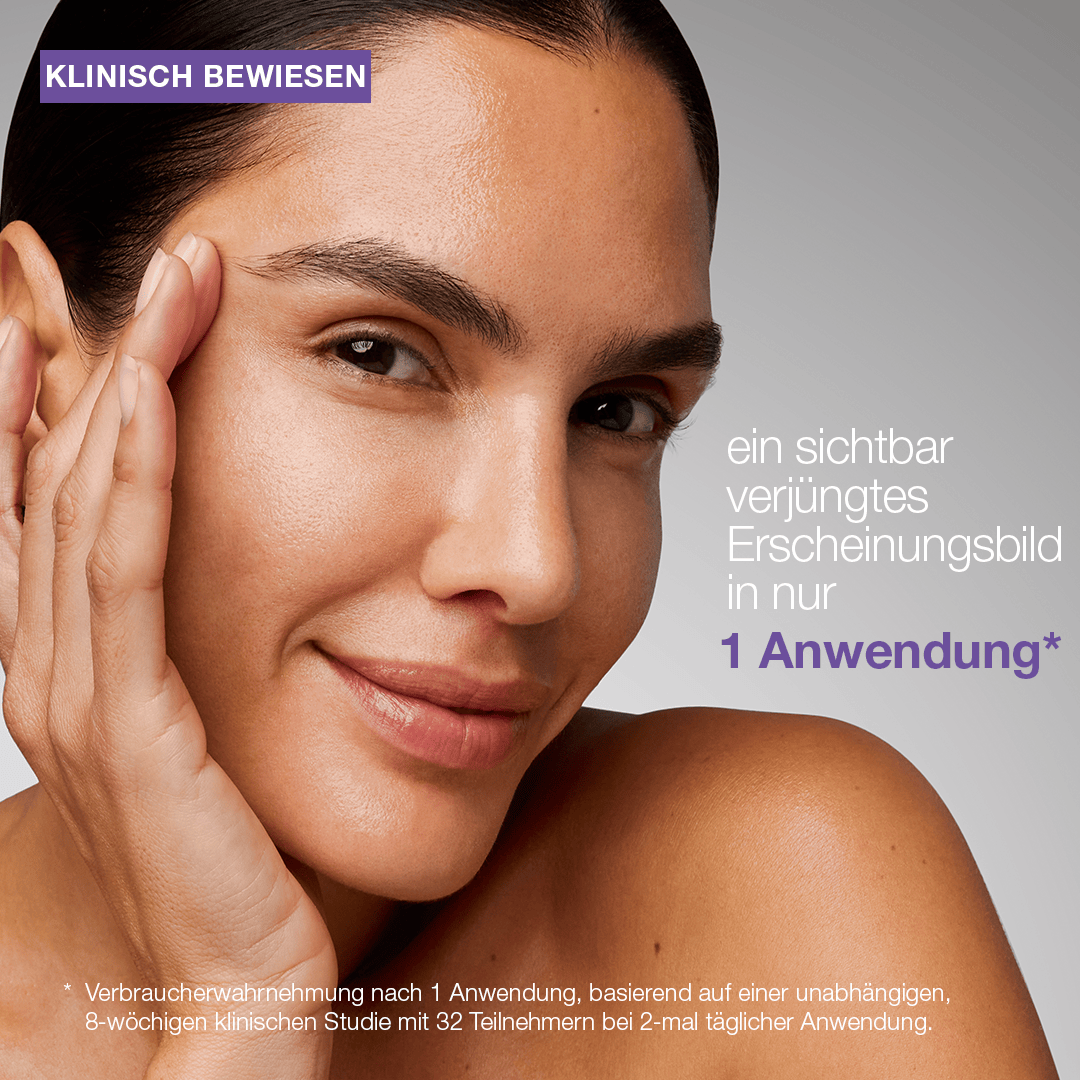 Eine Frau mit reiner Haut lächelt und berührt ihr Gesicht. Der Text hebt die sichtbare Verjüngung und Regeneration der Haut nach nur einer Anwendung von Phyto Nature E2 Exosom Treatment hervor, wie in klinischen Studien nachgewiesen wurde.