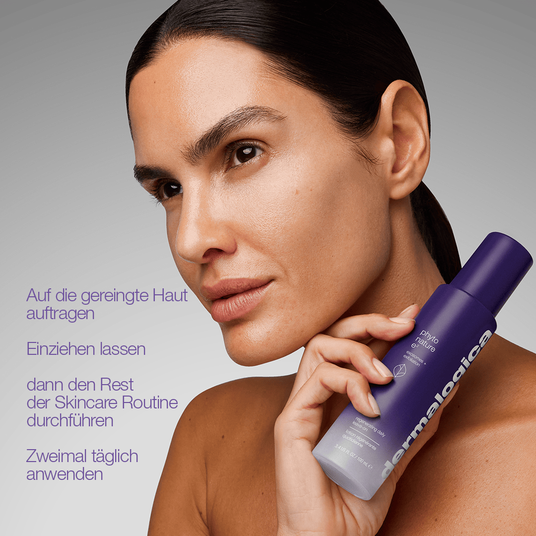 Eine Frau mit glatter Haut hält eine Flasche Phyto Nature E2 Exosom Treatment. Auf der linken Seite des Bildes sind deutsche Anweisungen und Informationen zur Hautregeneration zu sehen.