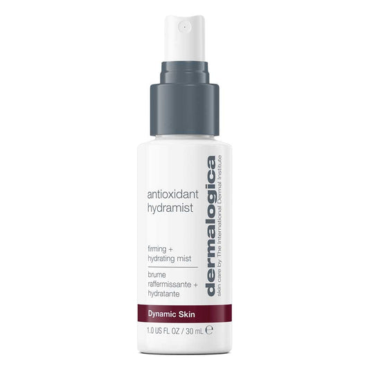 Una botella rociadora blanca de 30 ml de Antioxidant HydraMist, un spray facial para reafirmar, hidratar y brindar protección antioxidante a la piel dinámica.