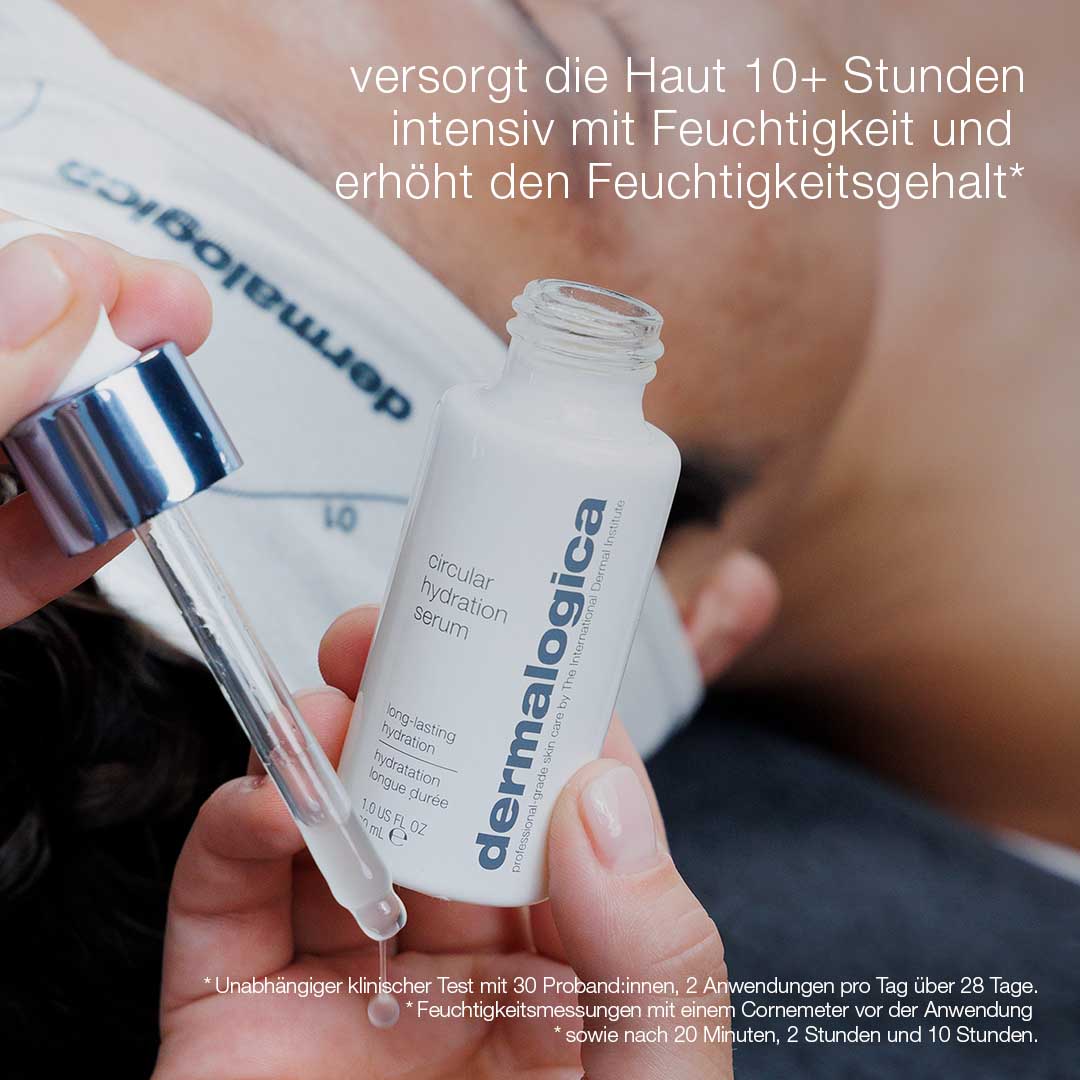 Eine Person trägt das Circular Hydration Serum mit einer Pipette auf ihr Gesicht auf; die Verpackung und das Branding von Feuchtigkeitsserum sind deutlich sichtbar.