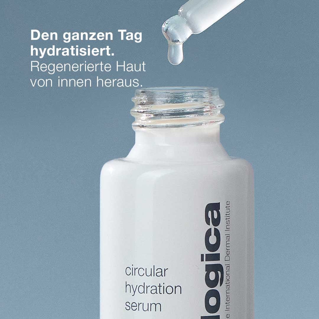 Ein Tropfer spendet Flüssigkeit in eine offene Flasche mit der Aufschrift "Circular Hydration Serum". Der deutsche Text betont das Feuchtigkeitsserum und die lang anhaltende Feuchtigkeit des Hyaluronsäure-Serums für den ganzen Tag.