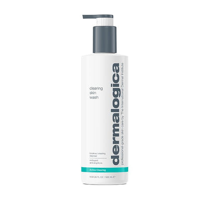 Flasche mit Clearing Skin Wash Gesichtsreiniger auf weißem Hintergrund.