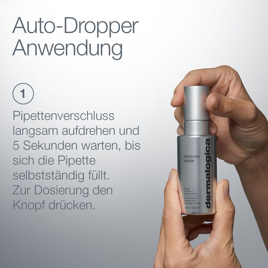 Eine Hand hält ein FutureCode Booster-Fläschchen mit einer deutschen Anleitung zur Verwendung des Auto-Droppers für eine optimale Dosierung, die die Regeneration der Haut unterstützt und Zeichen der Hautalterung gezielt bekämpft.