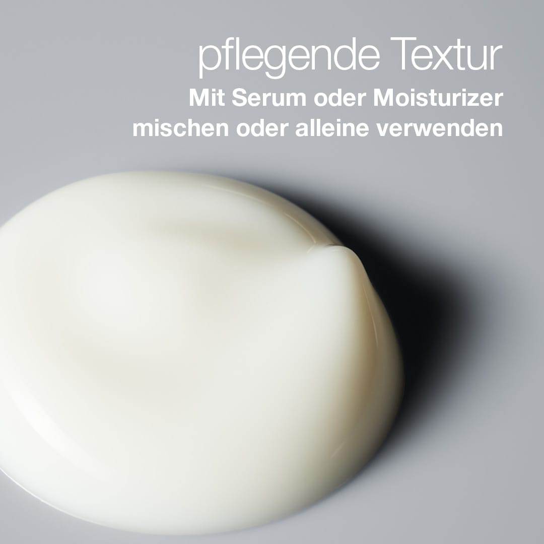 Nahaufnahme eines cremig-weißen Kleckses FutureCode Booster auf Grau, mit deutschem Text, der die nährende Textur, die Vorteile für die Regeneration der Haut (Hautregeneration) und die vielseitigen Anwendungsmöglichkeiten betont.