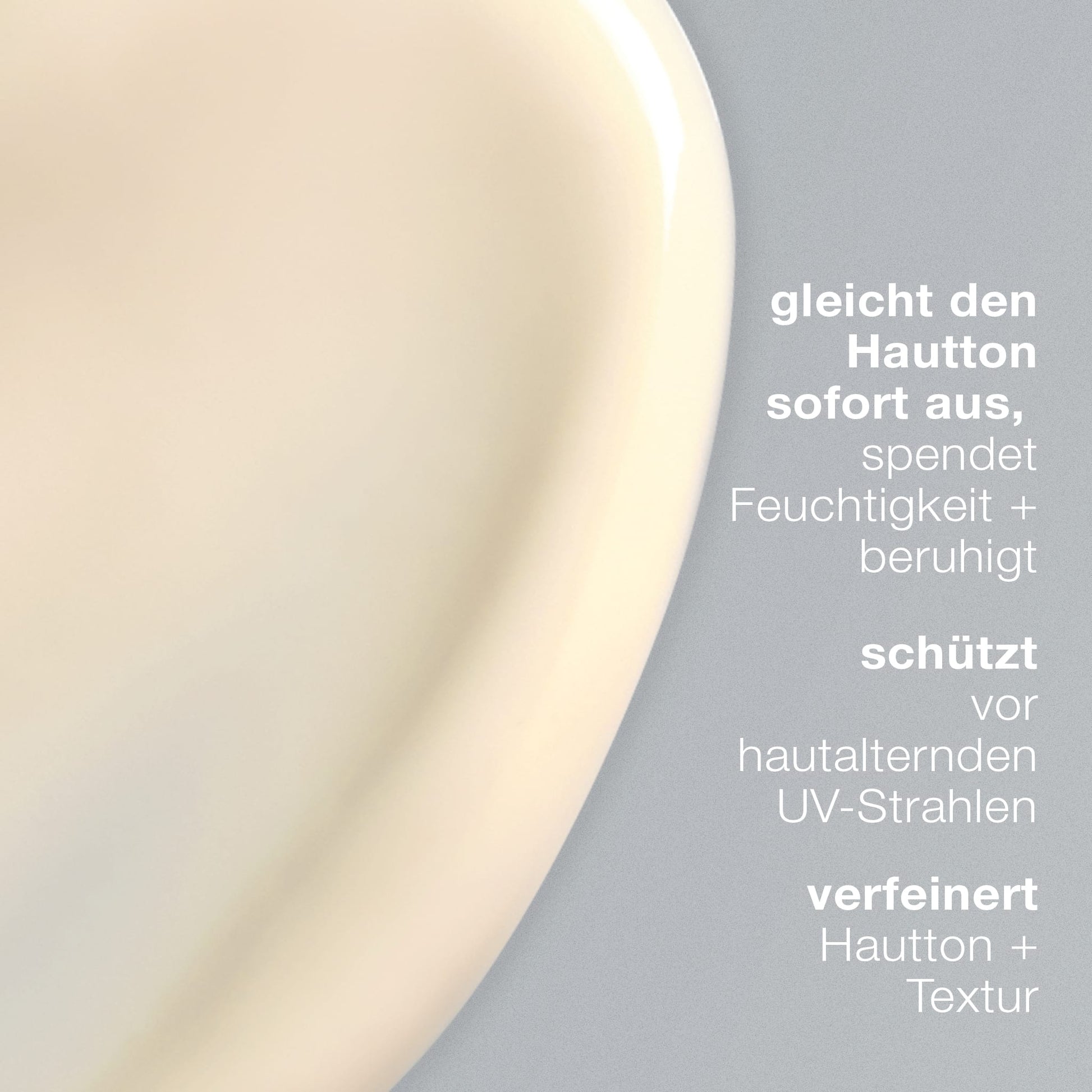 Nahaufnahme der „Biolumin-C Heat Aging Protector SPF 50“ Creme in Beige mit deutschem Text: Gleicht den Hautton aus, spendet Feuchtigkeit, beruhigt, bietet UV-Schutz mit LSF 50, verfeinert das Hautbild und schützt vor Hautalterung – für strahlende Haut.