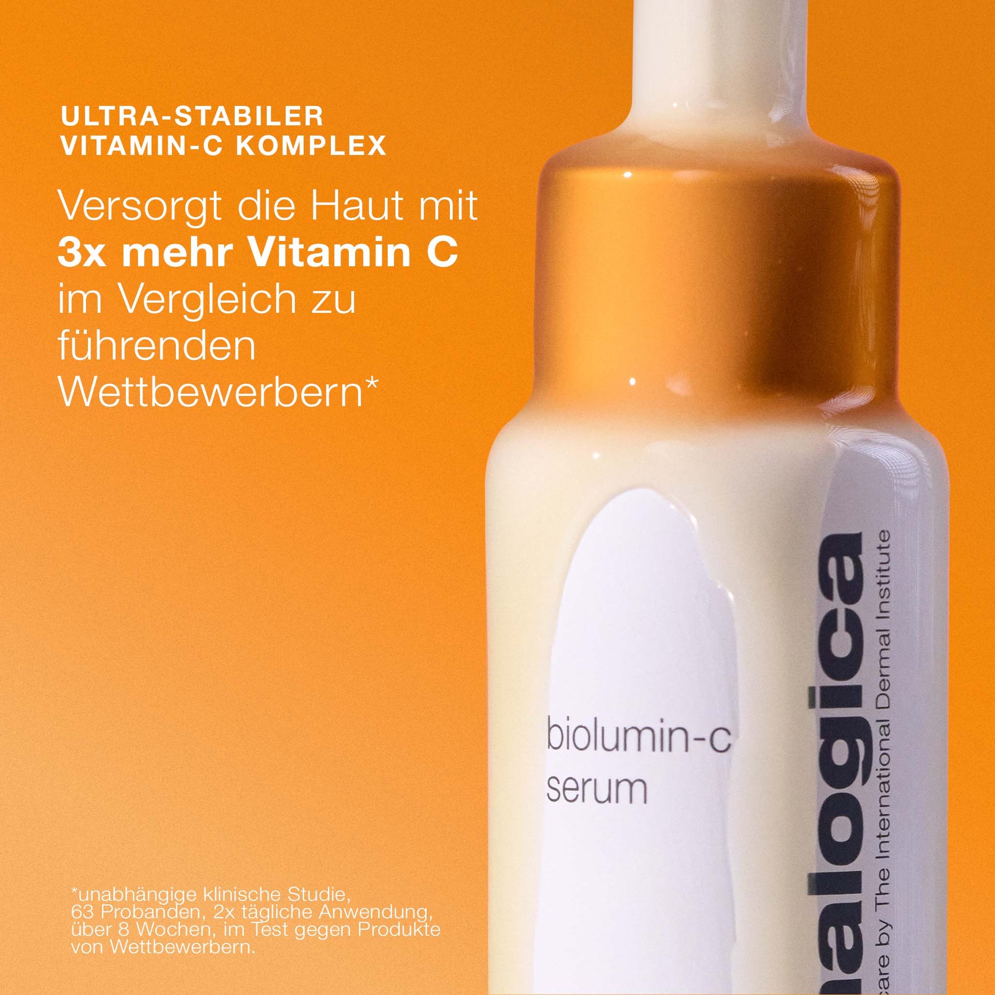 Eine Flasche Biolumin-C Serum steht vor einem orangefarbenen Hintergrund mit Text, der seine hohe Vitamin-C-Stabilität, seine Wirksamkeit und seine Fähigkeit, die Hautalterung zu reduzieren, hervorhebt.