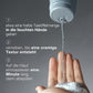 Das Pulver wird mit der Hand aus einem Behälter geschüttet; in der deutschen Anleitung wird beschrieben, wie man Daily Superfoliant mit Wasser mischt, zu einer cremigen Textur verreibt, eine Minute lang in die Haut einmassiert und dann für eine sanfte Hauterneuerung abwäscht.