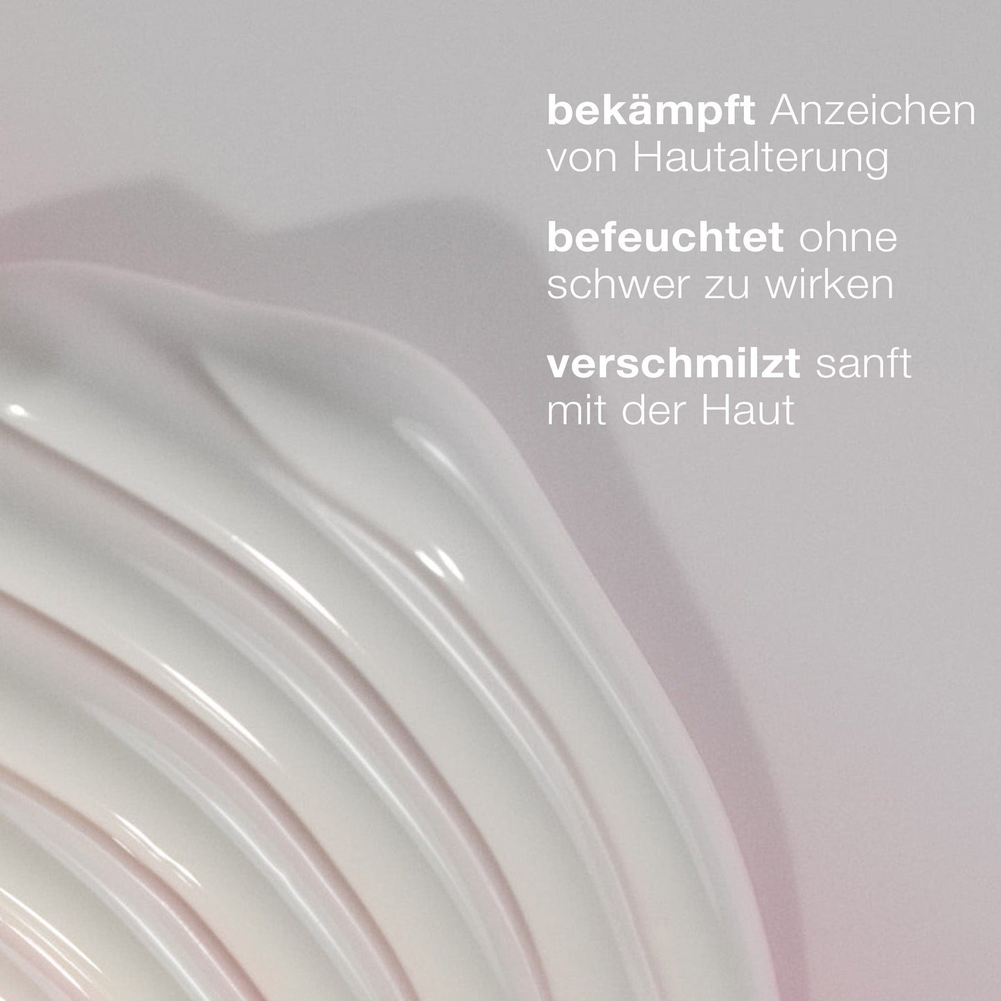 Geschwungene Linien aus weißer Creme auf einer hellen Oberfläche präsentieren Dynamic Skin Recovery SPF 50 und heben die Vorteile der Anti-Aging-Tagespflege, die feuchtigkeitsspendenden Eigenschaften und die sanfte Verschmelzung mit der Haut in dem abgebildeten deutschen Text hervor.