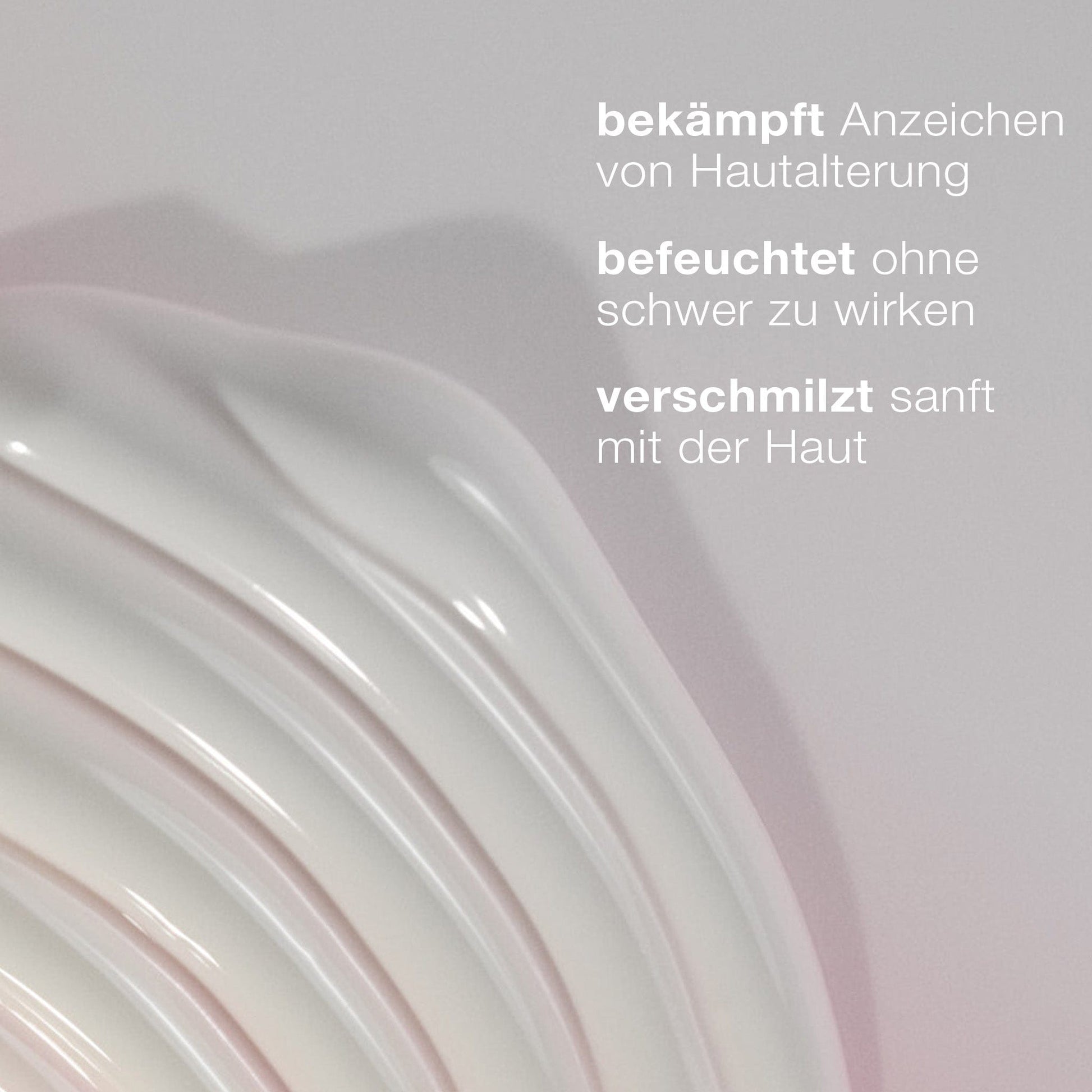 Geschwungene Linien aus weißer Creme auf einer hellen Oberfläche präsentieren Dynamic Skin Recovery SPF 50 und heben die Vorteile der Anti-Aging-Tagespflege, die feuchtigkeitsspendenden Eigenschaften und die sanfte Verschmelzung mit der Haut in dem abgebildeten deutschen Text hervor.