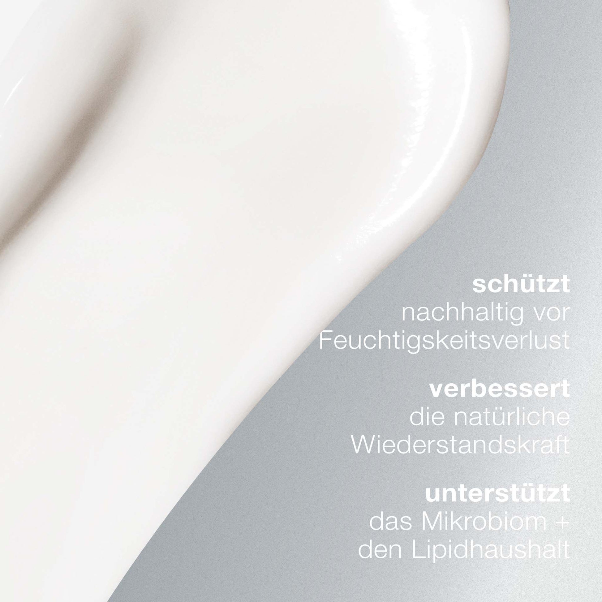 Nahaufnahme einer weißen, cremigen Textur auf grauem Hintergrund, überlagert von deutschem Text: Schutz, höhere Widerstandskraft und Unterstützung des Mikrobioms & des Lipidgleichgewichts – Intensive Moisture Balance Feuchtigkeitspflege für trockene Haut.