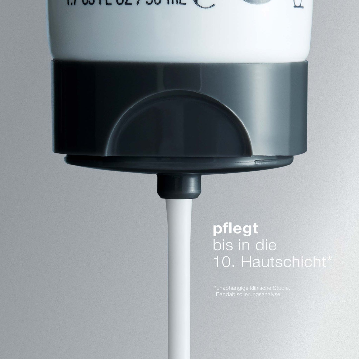 Nahaufnahme einer Tube „Intensive Moisture Balance“, aus der weiße Creme austritt, mit der deutschen Aufschrift „pflegt bis in die 10. Hautschicht“ – ideal für trockene Haut dank des BioReplenish-Komplexes für tiefgehende Feuchtigkeitsversorgung.