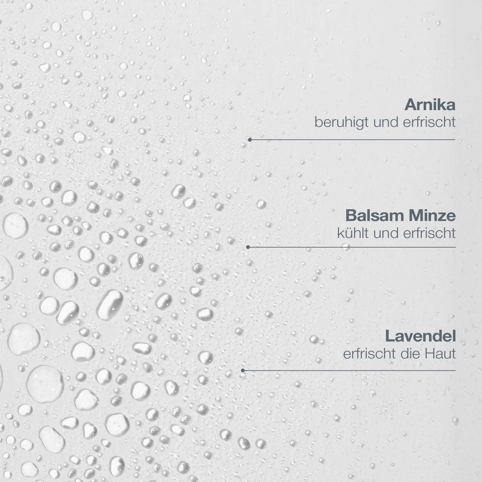 Wassertröpfchen auf einer hellen Oberfläche mit deutscher Aufschrift Arnika, Balsam Minze, Lavendel und Aloe Vera-beruhigend, kühlend. Multi Active Toner: feuchtigkeitsspendender Toner oder für Make-up Fixierung ideal.