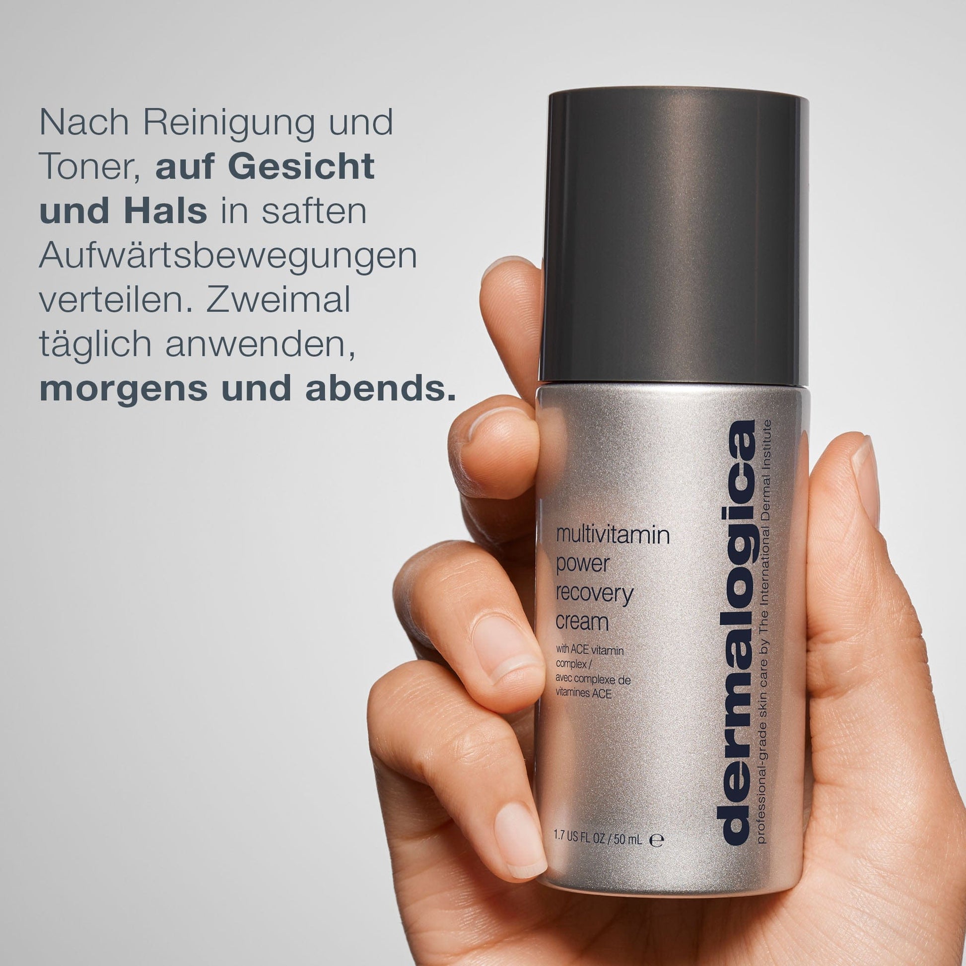 Eine Hand hält eine Flasche mit MultiVitamin Power Recovery Cream, einer Anti-Stress-Feuchtigkeitspflege für gestresste Haut. Auf der linken Seite ist eine deutsche Anleitung für die tägliche Anwendung auf Gesicht und Hals zu sehen.
