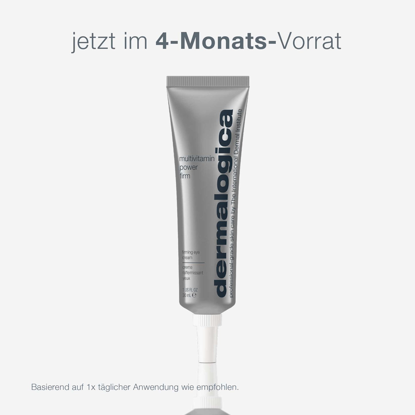 Eine silberne Tube MultiVitamin Power Firm steht aufrecht, mit einem deutschen Text, der die straffende Augenkonturenpflege" hervorhebt und für den neuen 4-Monats-Vorrat wirbt.