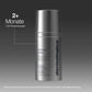 Eine silberne Flasche des „Smart Eye Density Serum“ von Dermalogica ist vor einem grauen Hintergrund abgebildet, begleitet von einem Hinweis, dass die Flasche bei zweimal täglicher Anwendung für mehr als zwei Monate reicht. Diese Formel basiert auf einem biointelligenten Augenserum und enthält einen fortschrittlichen Wachstumsfaktor-Komplex, der dazu beiträgt, die Hautdichte im Augenbereich sichtbar zu verbessern und so für ein revitalisiertes Erscheinungsbild zu sorgen.