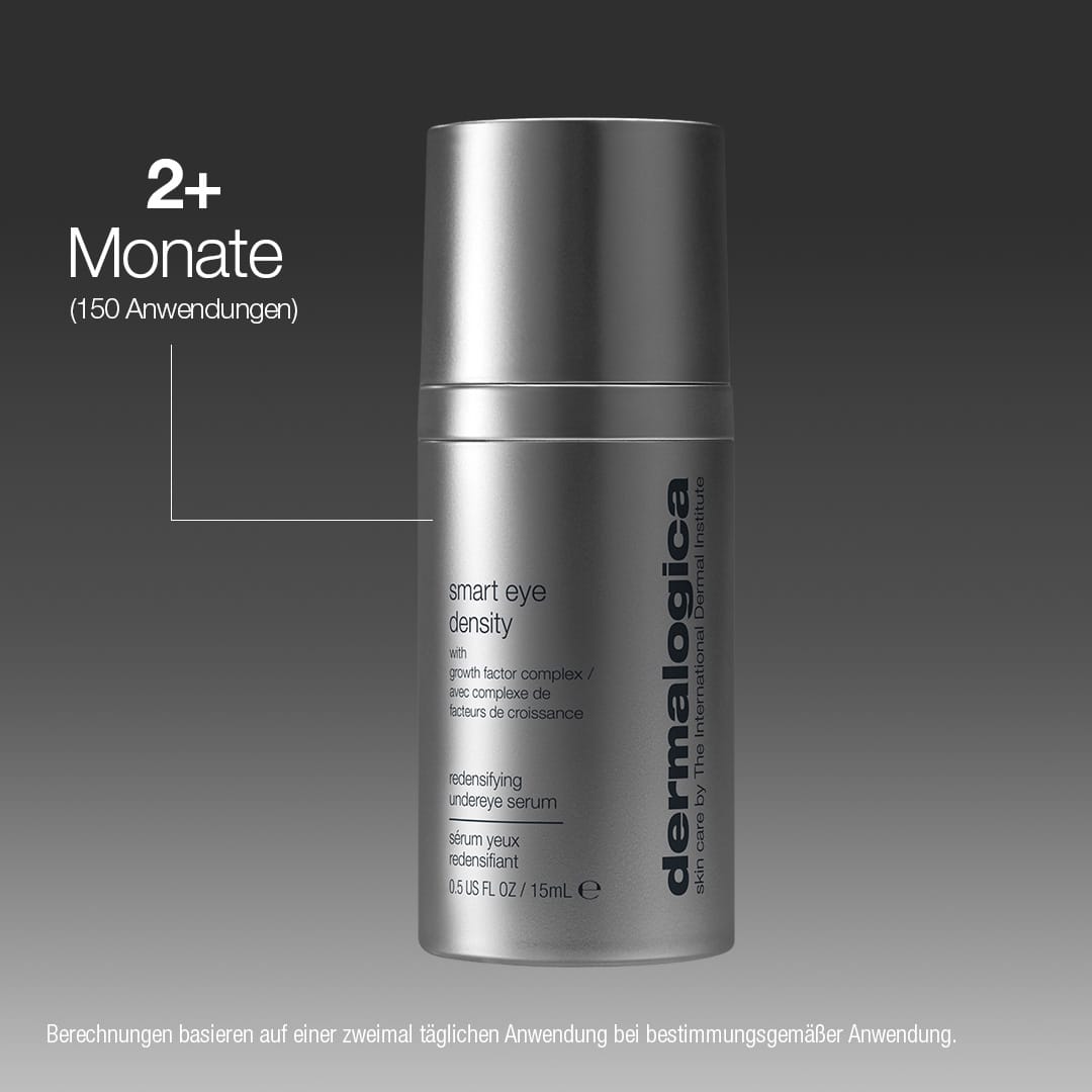 Eine silberne Flasche des „Smart Eye Density Serum“ von Dermalogica ist vor einem grauen Hintergrund abgebildet, begleitet von einem Hinweis, dass die Flasche bei zweimal täglicher Anwendung für mehr als zwei Monate reicht. Diese Formel basiert auf einem biointelligenten Augenserum und enthält einen fortschrittlichen Wachstumsfaktor-Komplex, der dazu beiträgt, die Hautdichte im Augenbereich sichtbar zu verbessern und so für ein revitalisiertes Erscheinungsbild zu sorgen.