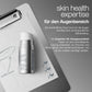 Auf einem Klemmbrett mit einer Gesichtszeichnung steht eine Flasche „Smart Eye Density Serum“, die in deutscher Sprache für Fachwissen zur Hautgesundheit der Augenpartie wirbt. Die Formel enthält einen Wachstumsfaktor-Komplex, der ein biointelligentes Augenserum liefert, um die Hautdichte der Augenpartie zu unterstützen und die empfindliche Haut sichtbar zu revitalisieren.