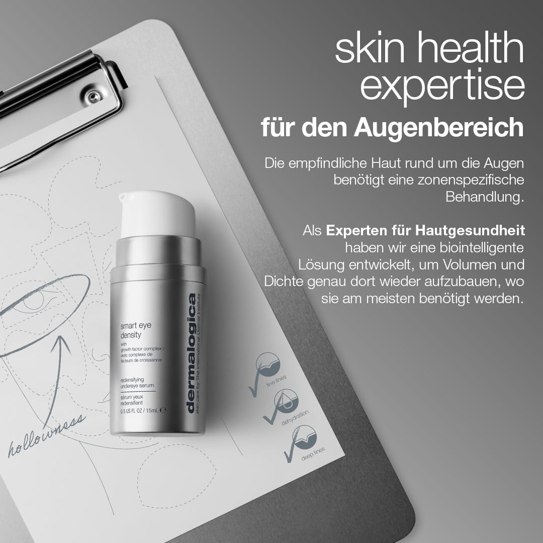 Auf einem Klemmbrett mit einer Gesichtszeichnung steht eine Flasche „Smart Eye Density Serum“, die in deutscher Sprache für Fachwissen zur Hautgesundheit der Augenpartie wirbt. Die Formel enthält einen Wachstumsfaktor-Komplex, der ein biointelligentes Augenserum liefert, um die Hautdichte der Augenpartie zu unterstützen und die empfindliche Haut sichtbar zu revitalisieren.