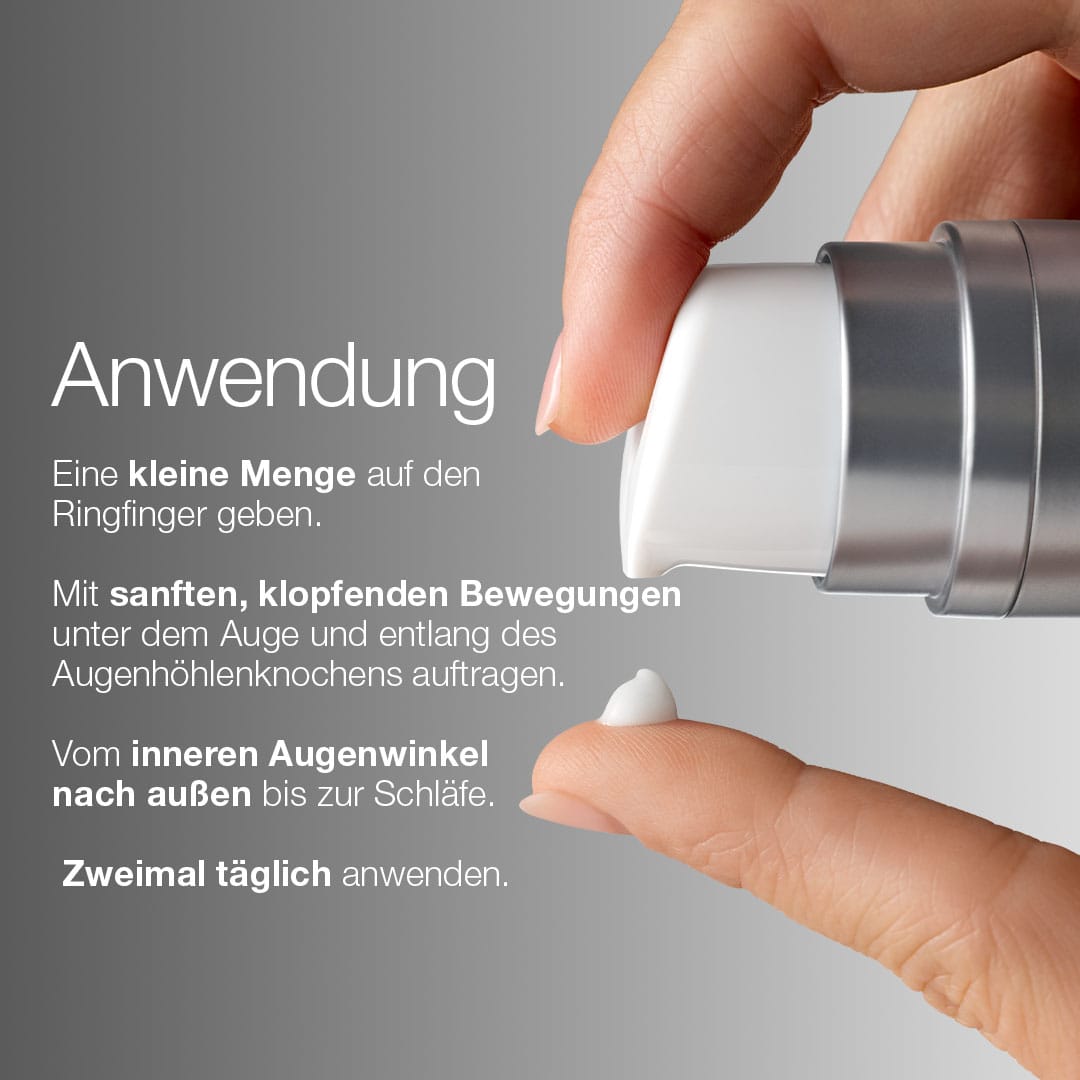 Eine Hand gibt eine kleine Menge Creme auf eine Fingerspitze, begleitet von einer deutschen Anwendungsanleitung, die die gezielte Pflege der Augenpartie hervorhebt und die Vorteile des „Smart Eye Density Serum“ präsentiert – eines biointelligenten Augenserums mit Wachstumsfaktor-Komplex.