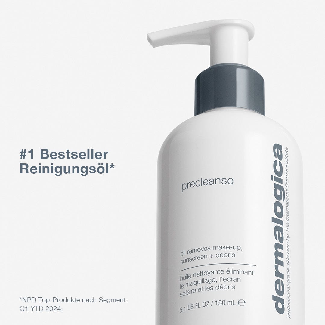 Eine weiße Flasche PreCleanse mit grauem Pumpspender, ein wasserlösliches Reinigungsöl und effektiver Make-Up-Entferner, steht neben einer deutschen Bestseller-Auszeichnung.