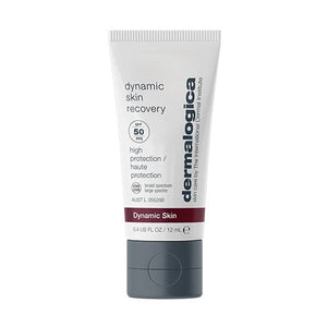 Eine 12-ml-Tube Dynamic Skin Recovery SPF50 Luxus-Probe mit weißem und grauem Design und kastanienbraunem Basisakzent; kein Verkaufsprodukt.