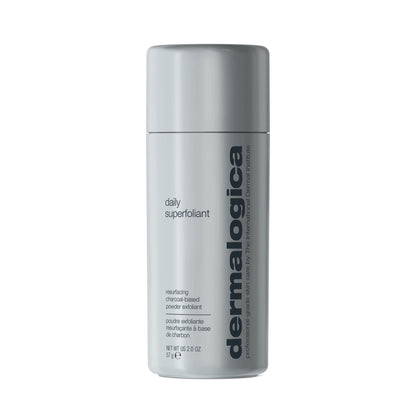 Ein silberner zylindrischer Behälter mit Dermalogica Daily Superfoliant, einem hauterneuernden Puderpeeling mit Binchotan-Holzkohle, mit dem Produktnamen und Einzelheiten auf dem Etikett.