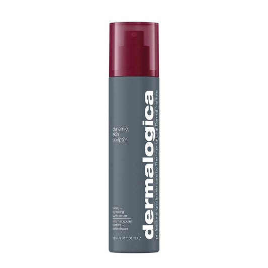 Eine Flasche Dynamic Skin Sculptor, ein straffendes Körperserum mit Pro-NAD+-Komplex, in einem dunkelgrauen Behälter mit kastanienbrauner Kappe und weißer Schrift.