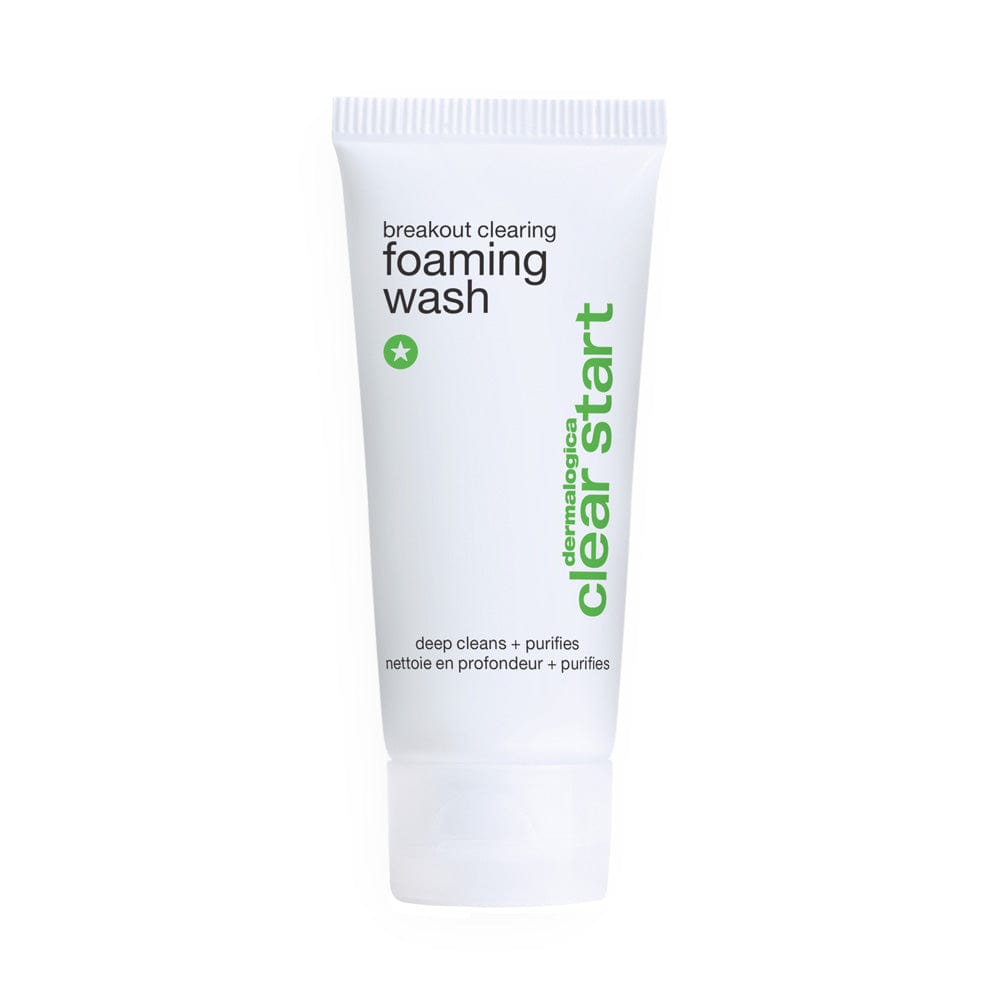 Sobre un fondo blanco puedes ver un tubo blanco de Foaming Wash tamaño viaje (15 ml): tu regalo.