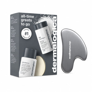 Das „All Time Greats to Go“-Set + Gua Sha enthält zwei Hautpflegeflaschen, eine weiße Seifenscheibe und ein metallisches Gua-Sha-Werkzeug und wird in einer Dermalogica-Markenverpackung mit der Aufschrift „All Time Greats to Go“ geliefert.