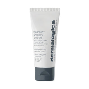 Eine 15-ml-Tube Magnetic[+] Afterglow Cleanser – Dein Geschenk!, eine feuchtigkeitsbindende Reinigungscreme mit positiv geladener Hyaluronsäure.