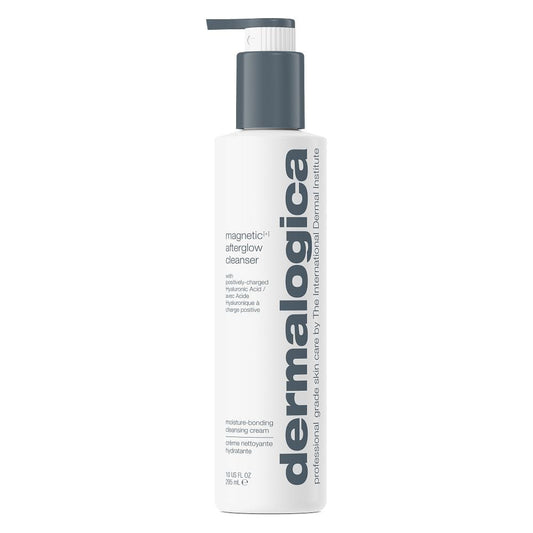 Eine weiße Pumpflasche Magnetic[+] Afterglow Cleanser – Review mit grauem Deckel und Markenetikett, formuliert mit Hyaluron für eine tiefe Hautfeuchtigkeit.