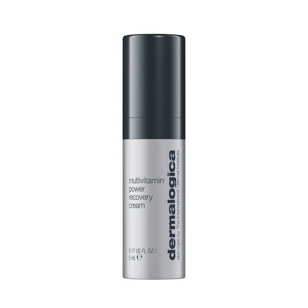 El frasco plateado y negro de la muestra de lujo de la Crema Multivitamínica Power Recovery, de 5 ml (0.17 fl oz), se presenta elegantemente sobre un fondo blanco. Tenga en cuenta que este producto NO está a la venta y no se puede pedir.