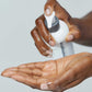 Dabei gibt man klares Gel aus einer weißen Flasche mit der Aufschrift „PreCleanse“ von Dermalogica in die Handfläche und verwandelt es so in einen sanften Make-Up-Entferner, der die Haut mühelos reinigt.