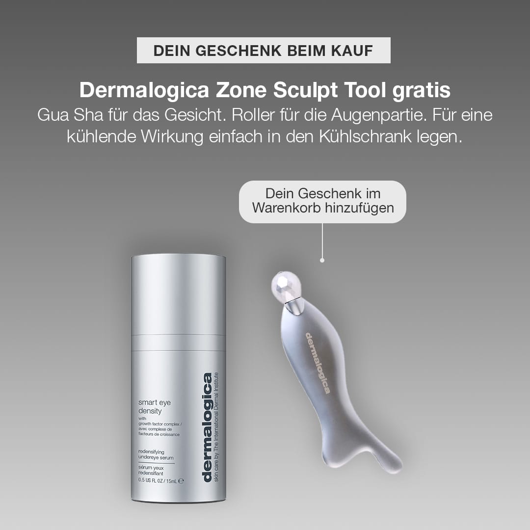 Im Mittelpunkt steht das „Smart Eye Density Serum“ von Dermalogica, das sich durch seine biointelligente Formel mit einem Wachstumsfaktor-Komplex auszeichnet, der die Hautdichte im Augenbereich verbessert. Ebenfalls abgebildet ist ein Gua-Sha-Tool zur Konturierung, das beim Kauf als Gratisgeschenk erhältlich ist; es kann gekühlt angewendet werden, um eine beruhigende Wirkung im Augenbereich zu erzielen.