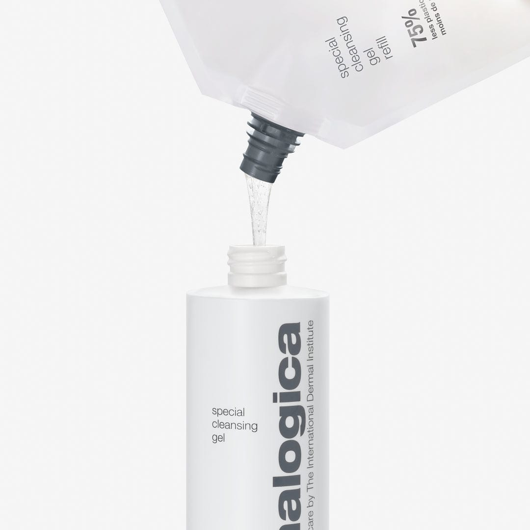 Ein Nachfüllbeutel füllt ein klares, seifenfreies Reinigungsgel in eine weiße Flasche 