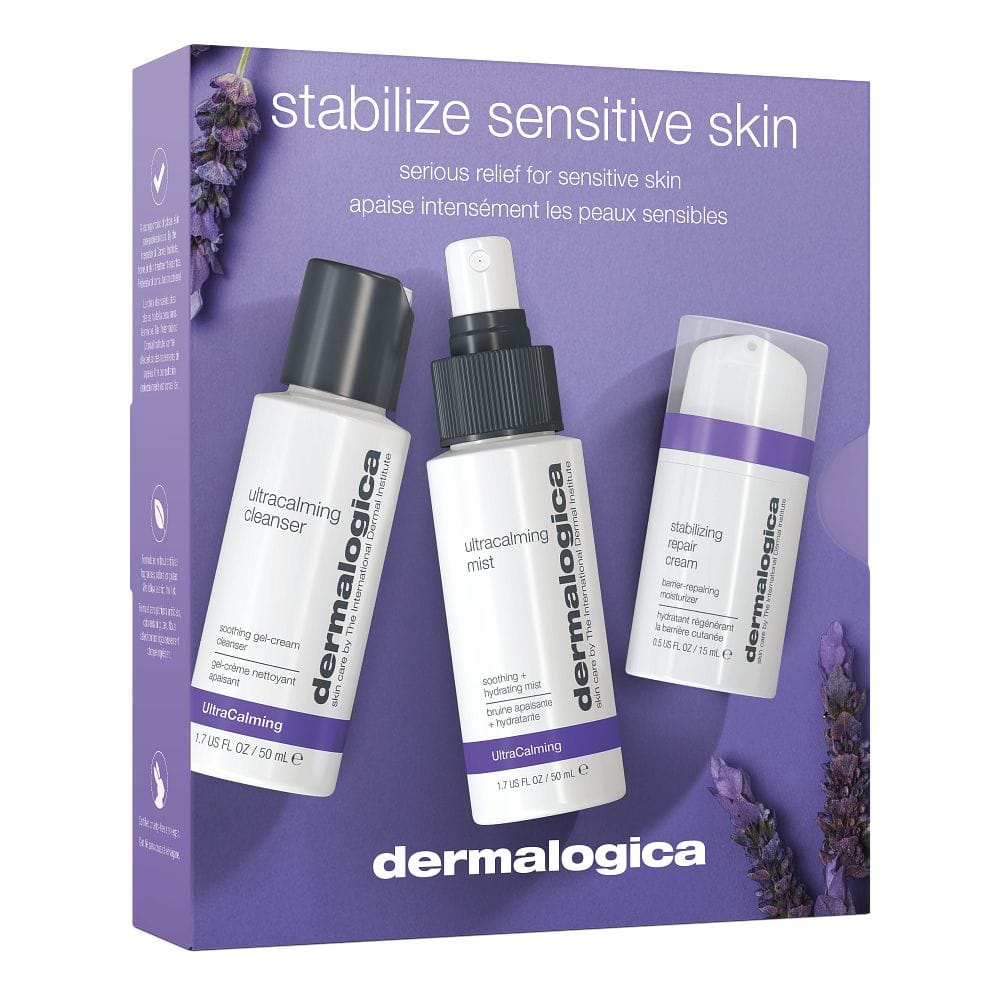 Das „Stabilizing Sensitive Skin Set“ für empfindliche Haut enthält den UltraCalming-Reiniger, das Gesichtsspray und das Barriere-Reparaturprodukt in einer violetten Schachtel mit Lavendelzweigen – lindert Rötungen.