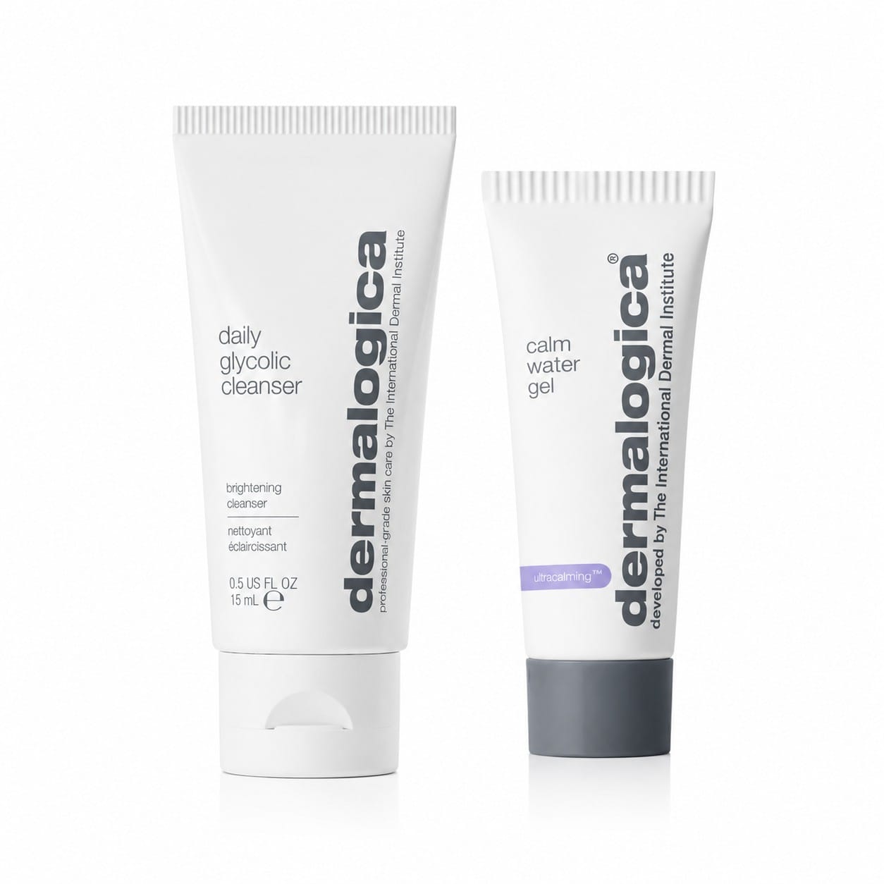 Zwei Dermalogica-Miniprodukte im Wert von 19 € – ein weißes Miniprodukt mit der Aufschrift „daily glycolic cleanser“ und eine Tube mit grauem Deckel, beschriftet mit „calm water gel“ – stehen aufrecht vor einem weißen Hintergrund. Bitte beachten Sie: Kein Verkaufsprodukt.